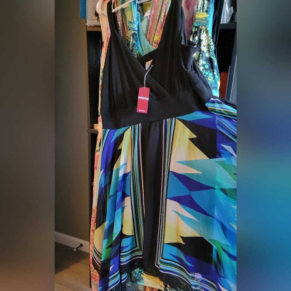 Size 22/24W knee length Avenue dress with sharkbite hem